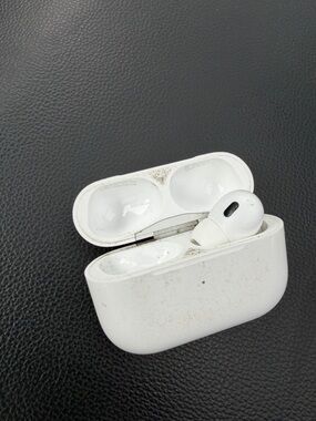 Apple White Wireless Earbuds with Charging Case
